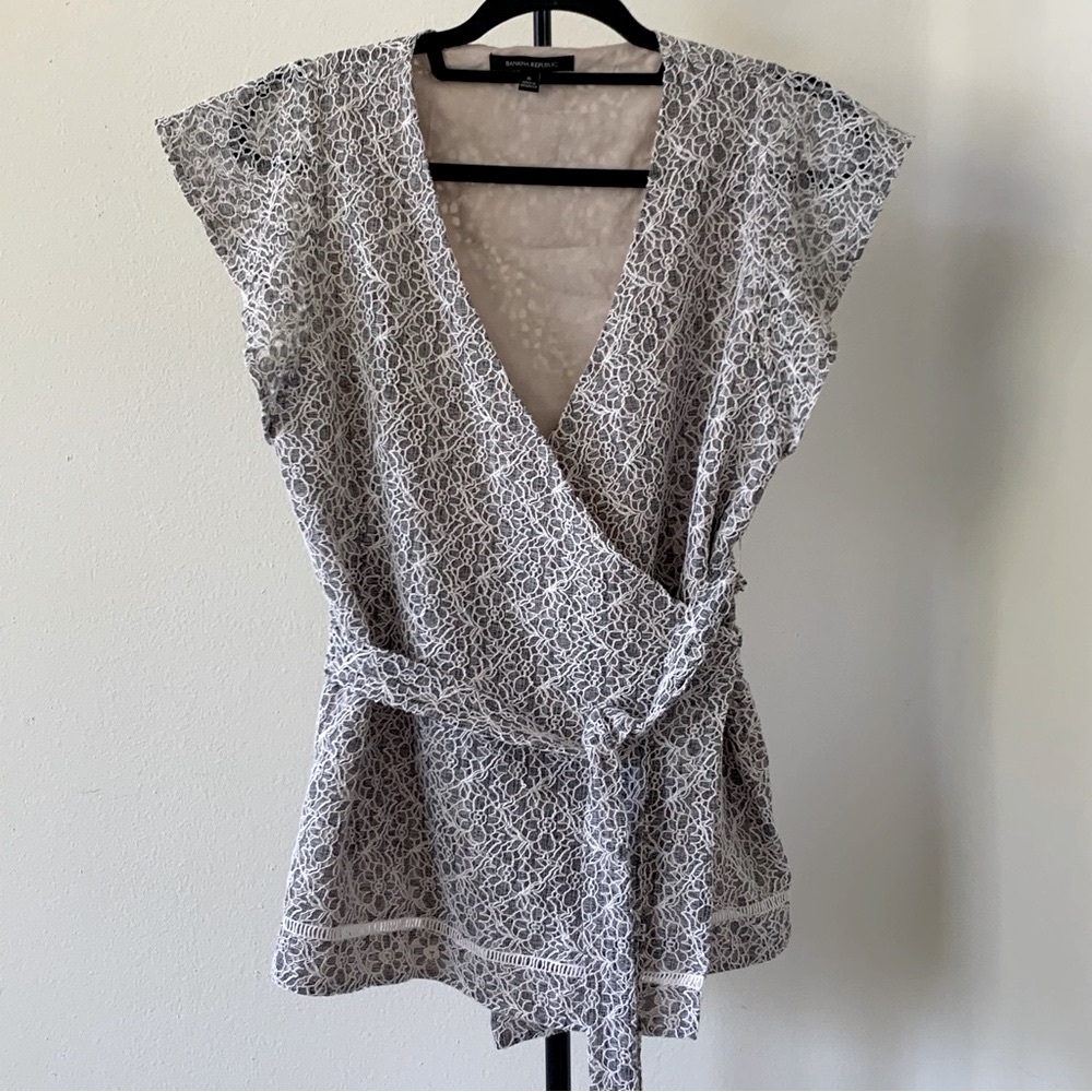 Banana Republic Black & White Lace Wrap Top Size Small